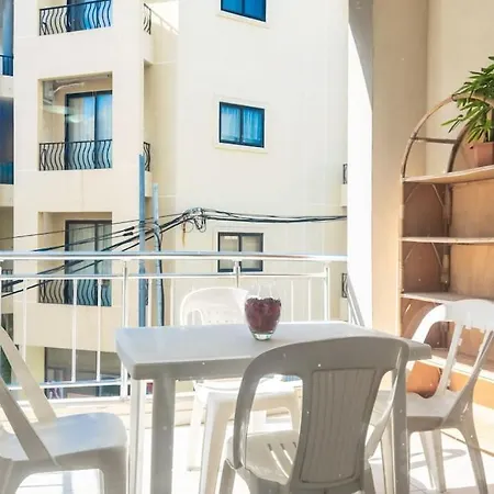 Modern Apt. Close To The Square *