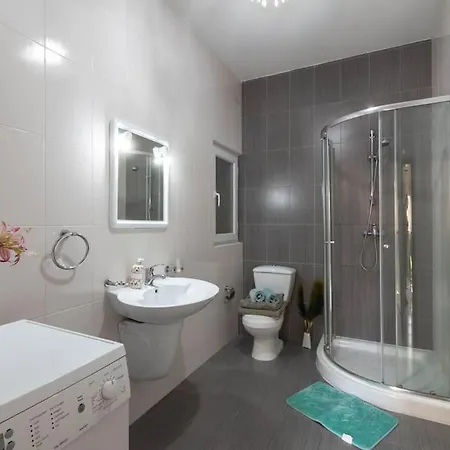 Modern Apt. Close To The Square *