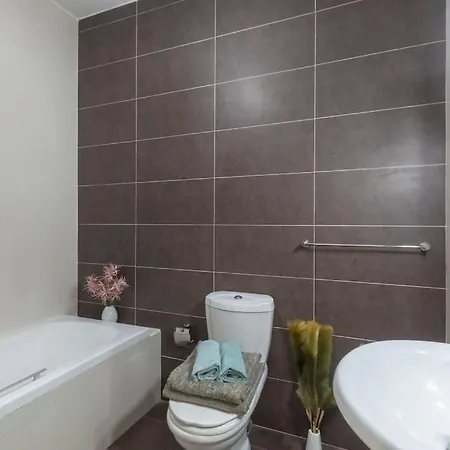 Modern Apt. Close To The Square Apartment *