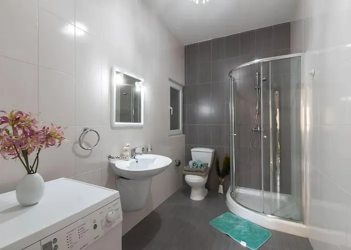 Modern Apt. Close To The Square *