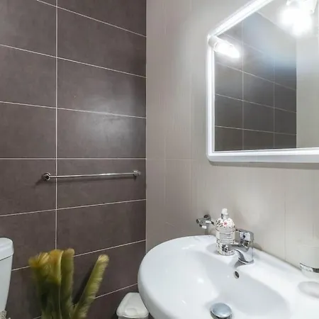 Modern Apt. Close To The Square *