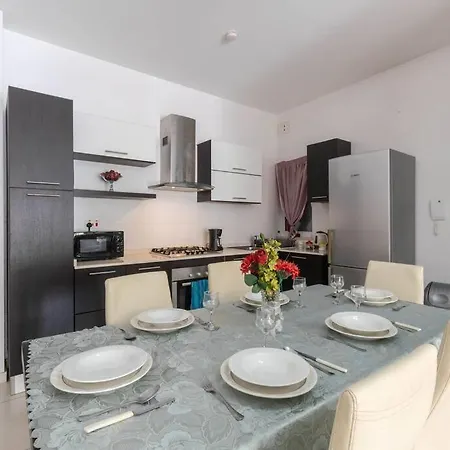 Modern Apt. Close To The Square * 세인트폴스베이