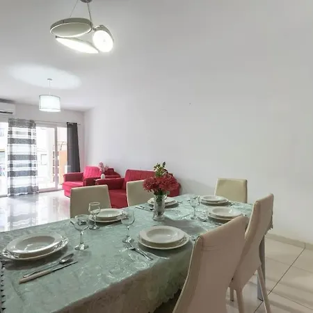 Modern Apt. Close To The Square Apartment