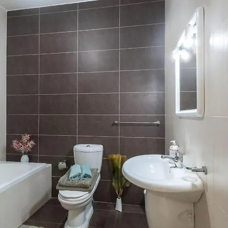 Modern Apt. Close To The Square