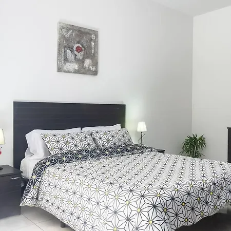 Modern Apt. Close To The Square 아파트