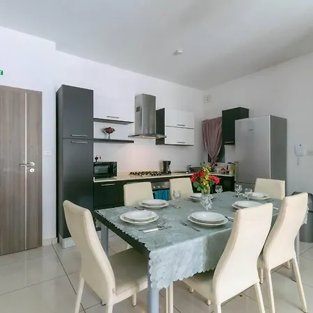 Modern Apt. Close To The Square 아파트 세인트폴스베이