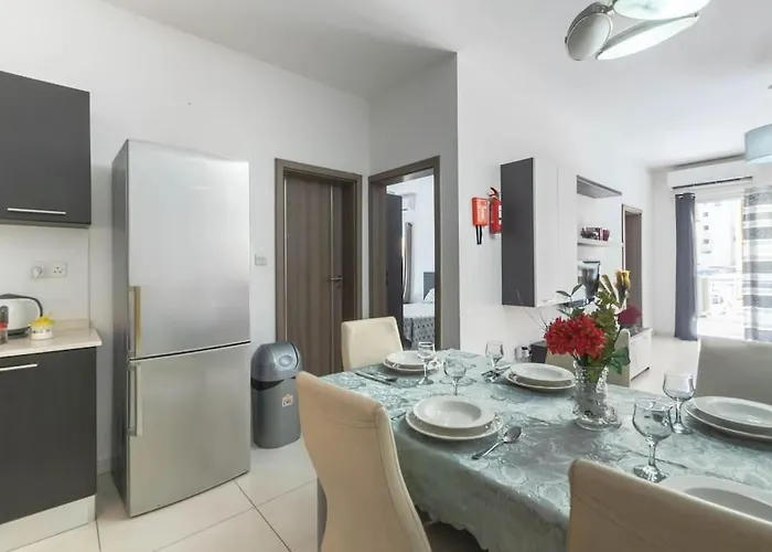 Modern Apt. Close To The Square Daire *