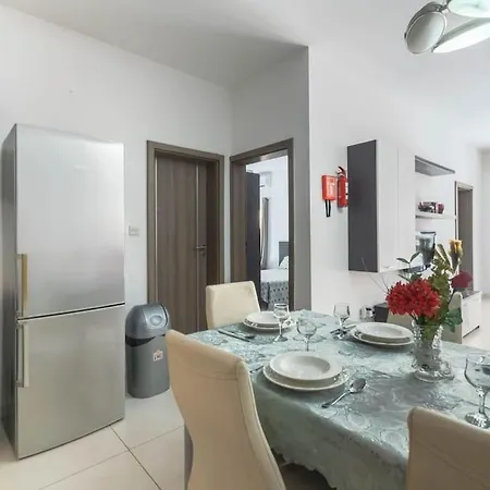 Modern Apt. Close To The Square شقة *